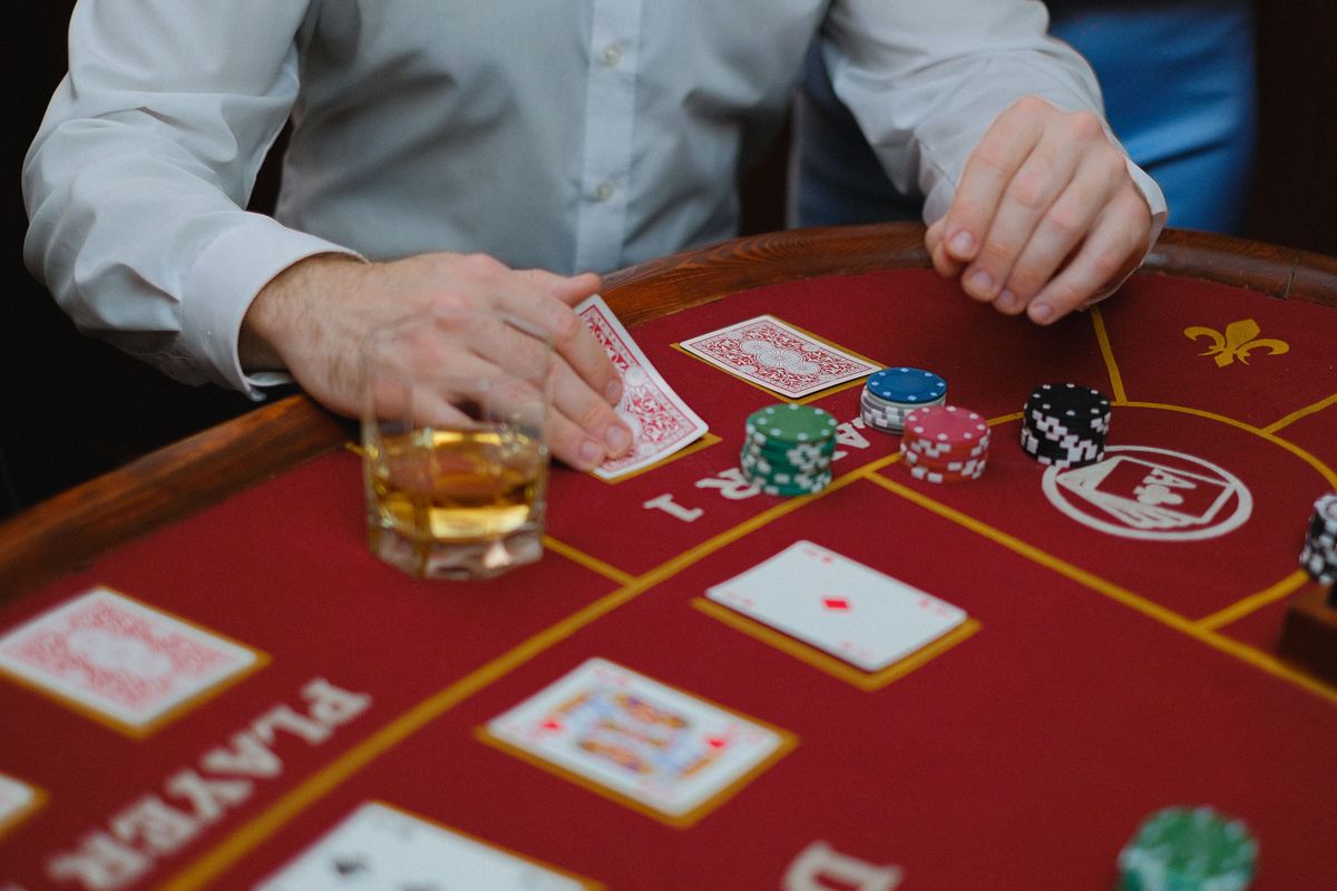 Bàn bài casino với người chơi và chip